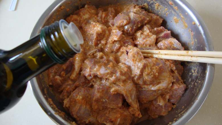 印度风味烤羊肉,把混合好的酱料倒入羊肉中拌匀,加少量橄榄油拌匀