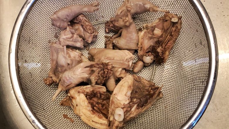 清润养生鹌鹑炖汤,沥干水分,备用。