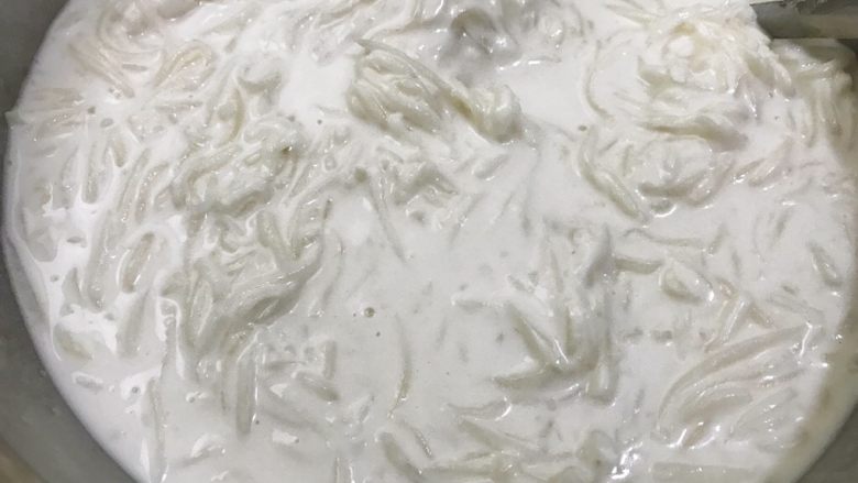 广式萝卜糕,重新搅拌均匀粉浆,把沸腾的萝卜丝趁热倒入粉浆里搅拌均匀