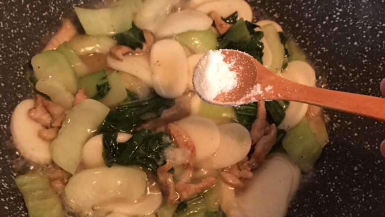 青菜肉丝年糕,一点点糖,翻炒均匀至年糕熟透