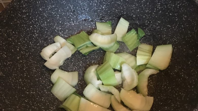 青菜肉丝年糕,加入菜帮翻炒一会(菜帮比菜叶熟得慢,所以要先炒)