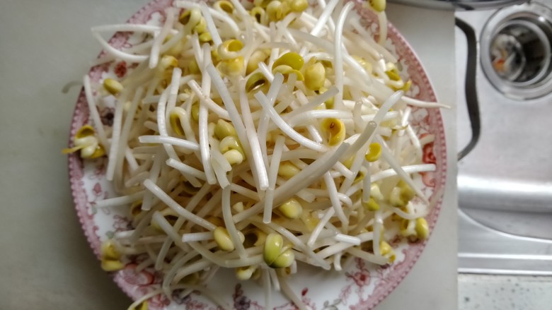 百家争艳,<a style='color:red;display:inline-block;' href='/shicai/ 120'>豆芽</a>根摘掉,对半折。洗干净把水淋干,装盘备用