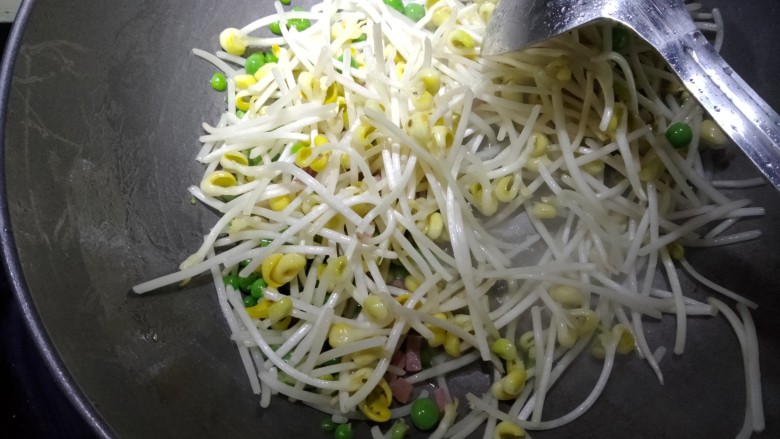 百家争艳,接的放入豆芽,大火爆炒六分熟。
