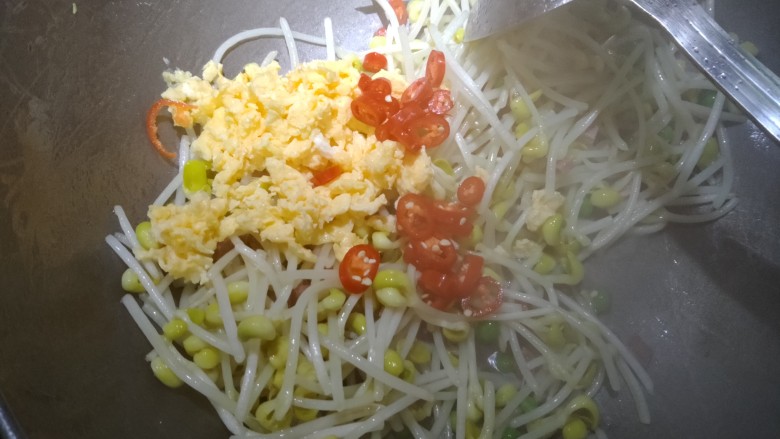 百家争艳,再放入炒好的鸡蛋,红椒圈。放适量盐,<a style='color:red;display:inline-block;' href='/shicai/ 756'>鸡精</a>。大火爆炒。(全程不需要放水,豆芽本身含水量高)