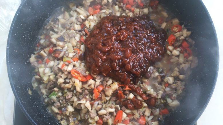 香菇牛肉辣椒酱,加入<a style='color:red;display:inline-block;' href='/shicai/ 705'>豆瓣酱</a>,翻炒均匀