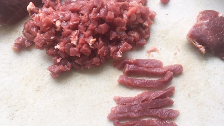 香菇牛肉辣椒酱,之后加入<a style='color:red;display:inline-block;' href='/shicai/ 62'>辣椒</a>碎末,一起翻炒2分钟
12、