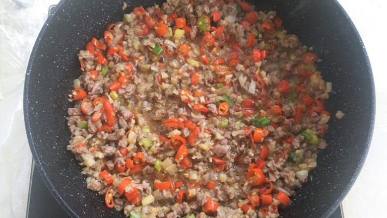 香菇牛肉辣椒酱,翻炒至牛肉全部变色