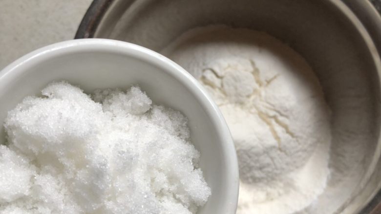 可爱圣诞帽子塔,软化的黄油加入糖、过筛的面粉,用手搓