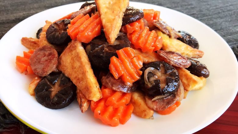 家常烧豆腐,香菇烧豆腐口感独特,鲜香适宜,喝酒下饭都可以~