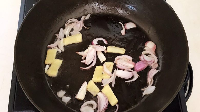 家常烧豆腐,另起锅,加入1勺玉米油,油烧热后加入姜片和毛葱丝,煸炒出香味