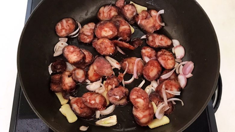 家常烧豆腐,加入腊肠,煸炒至腊肠变色