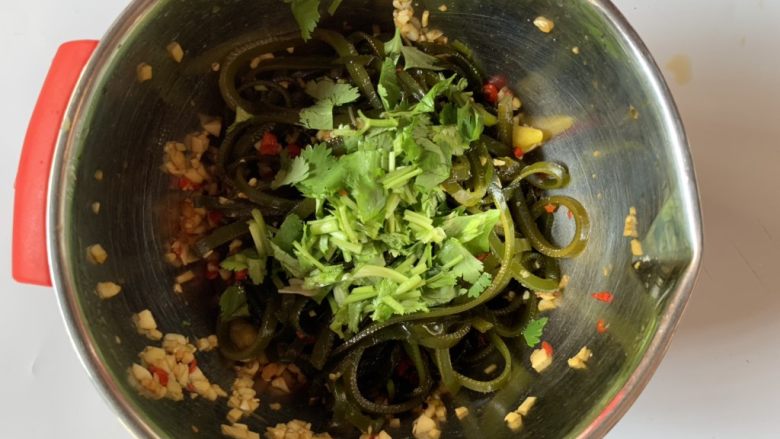 凉拌海带丝,加入香菜碎搅拌均匀即可食用(放冰箱冷藏后更美味哦~)