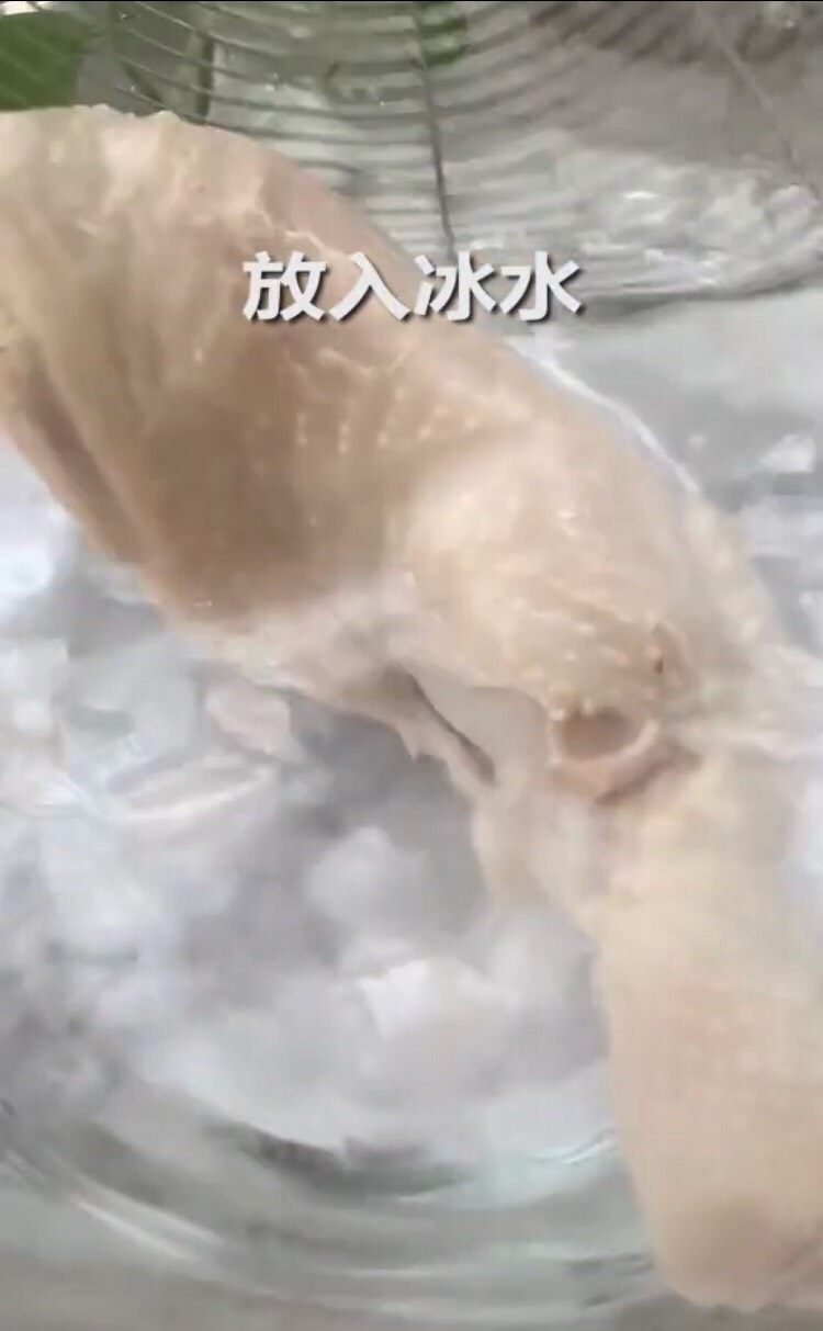口水鸡(家常做法),过凉水,让肉质更加紧实