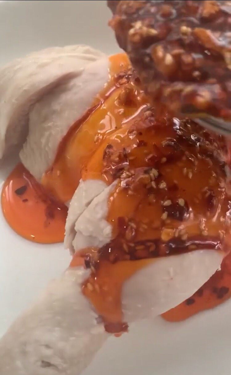 口水鸡(家常做法),浇上凉拌汁