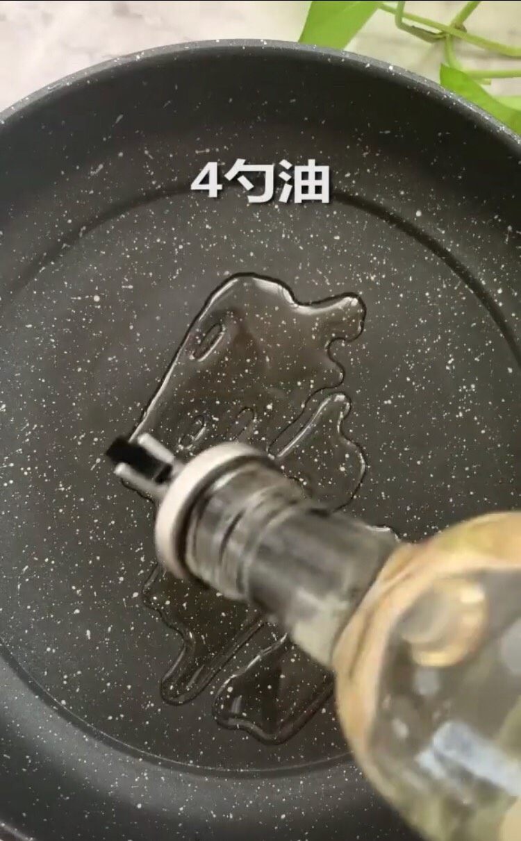 口水鸡(家常做法),热锅倒入四勺油
