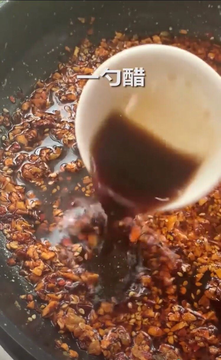 口水鸡（家常做法）,倒入一勺醋