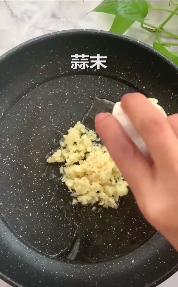 口水鸡(家常做法),倒入蒜末炒香