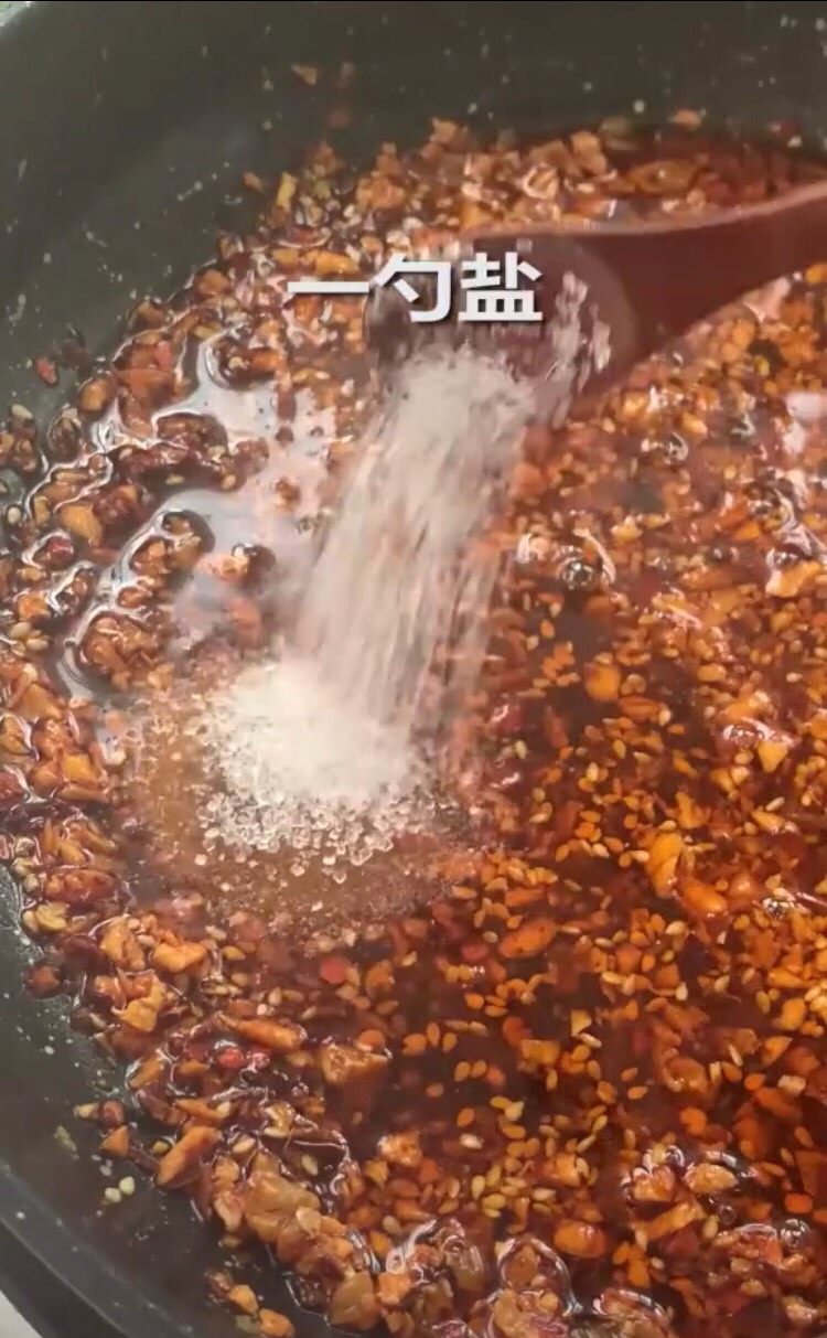 口水鸡（家常做法）,倒入一勺盐