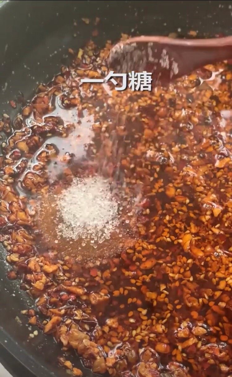 口水鸡(家常做法),倒入一勺<a style='color:red;display:inline-block;' href='/shicai/ 10588'>糖</a>。凉拌汁完成✅