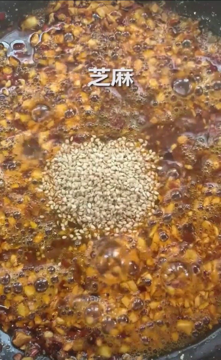 口水鸡(家常做法),倒入芝麻翻炒一下,关火