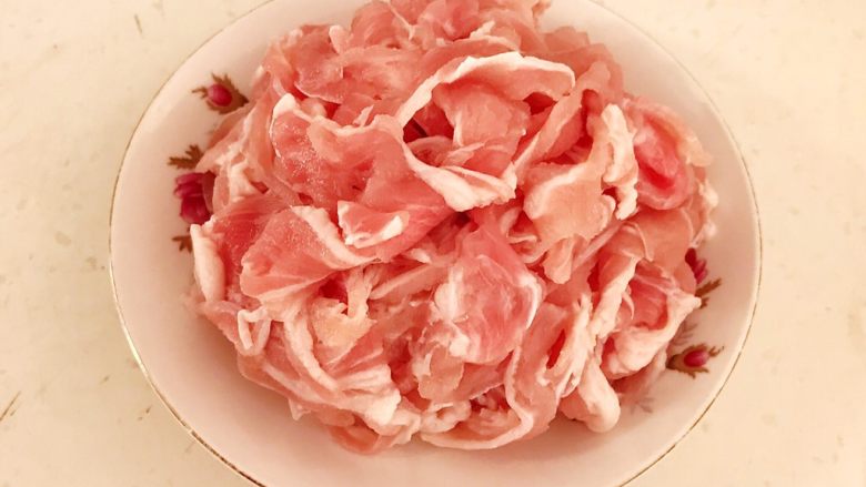 砂锅羊肉,把浸泡好的羊肉片捞出来,用手挤出多余的水份,浸泡过的羊肉没有膻味