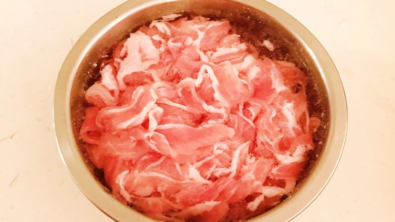 砂锅羊肉,<a style='color:red;display:inline-block;' href='/shicai/ 7753'>羊肉片</a>用冷水浸泡20分钟,中间换2次水,泡出羊肉的血水