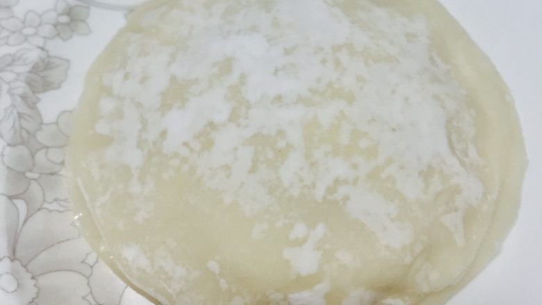 香蕉奶酪派,用另一张饺子皮覆盖上,捏紧四周