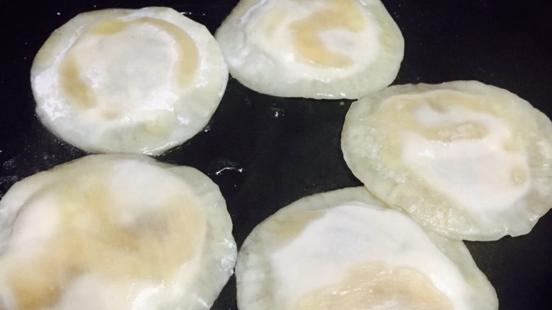 香蕉奶酪派,先煎半分钟,然后加入少量水