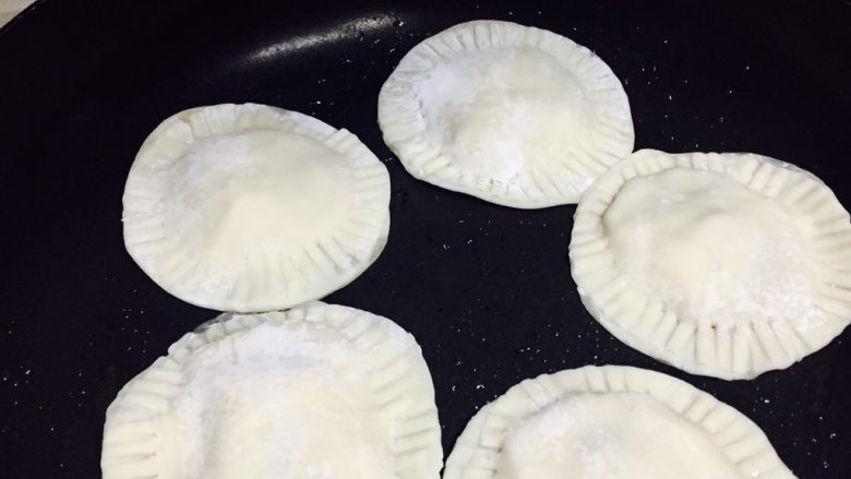 香蕉奶酪派,热锅,放入少许油,放上派