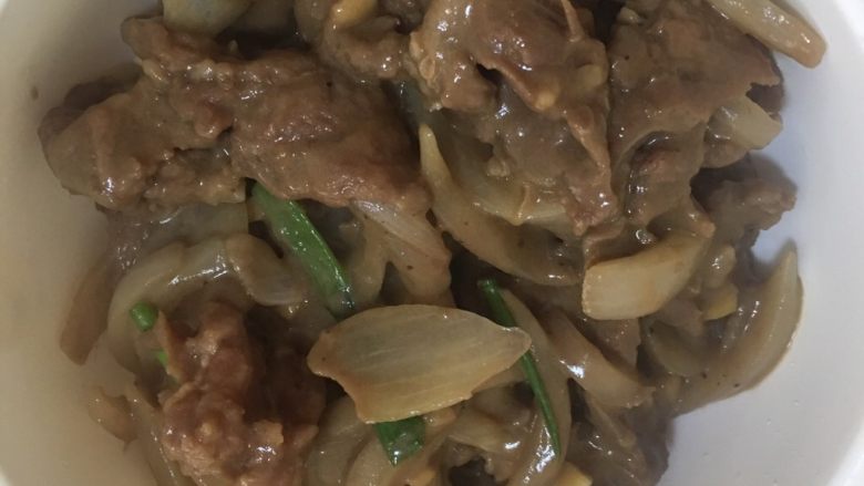 洋葱炒牛肉,9️⃣ 可加入适量盐调味,出锅啦~吃起来甜甜的,还保留了牛肉的香味,口感特别嫩。