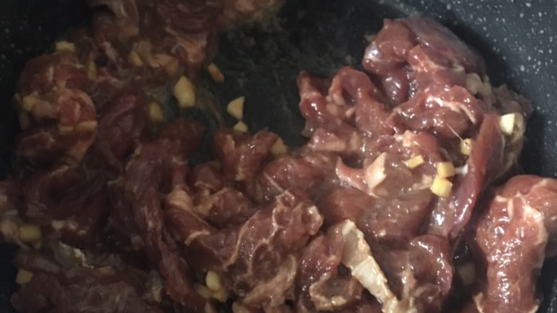 洋葱炒牛肉,5️⃣ 热锅加油,烧至8成热,倒入腌制好的<a style='color:red;display:inline-block;' href='/shicai/ 9158'>牛肉片</a>,炒至8成熟。