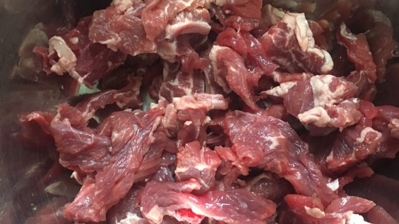 洋葱炒牛肉,1️⃣ 生牛肉(最好是里脊肉)切片。