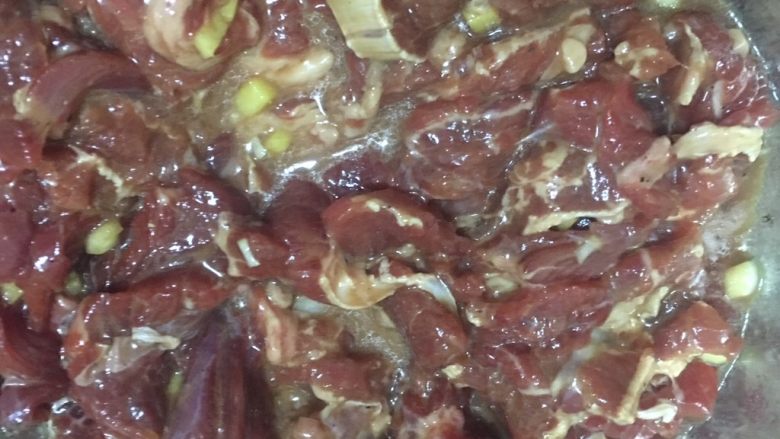 洋葱炒牛肉,3️⃣ 抓均匀,腌制20分钟。