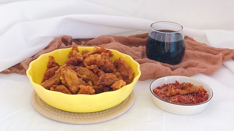馋哭小孩的灵魂小酥肉,炸好的酥肉蘸着辣椒面 一杯冰镇的可乐 爽哉~