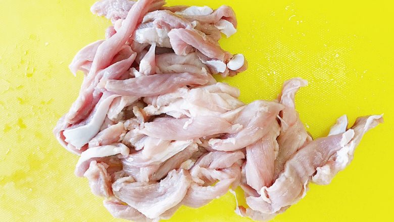 馋哭小孩的灵魂小酥肉,
食材处理:
里脊肉洗尽切成大小适中的条状(喜欢带点肥的可以选择五花肉或者梅花肉 五花肉的话记得去皮部分)