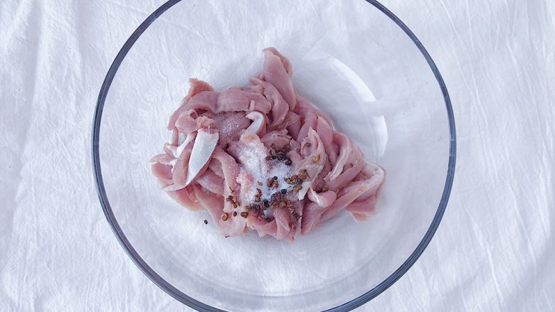 馋哭小孩的灵魂小酥肉,
加入适量食盐和花椒粒(喜欢花椒粒的可以多加 不喜欢可以不加 正宗的是带有花椒粒的哦 不小心咬到 酥麻一下更feel)