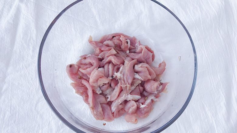 馋哭小孩的灵魂小酥肉,搅拌均匀腌制半小时左右