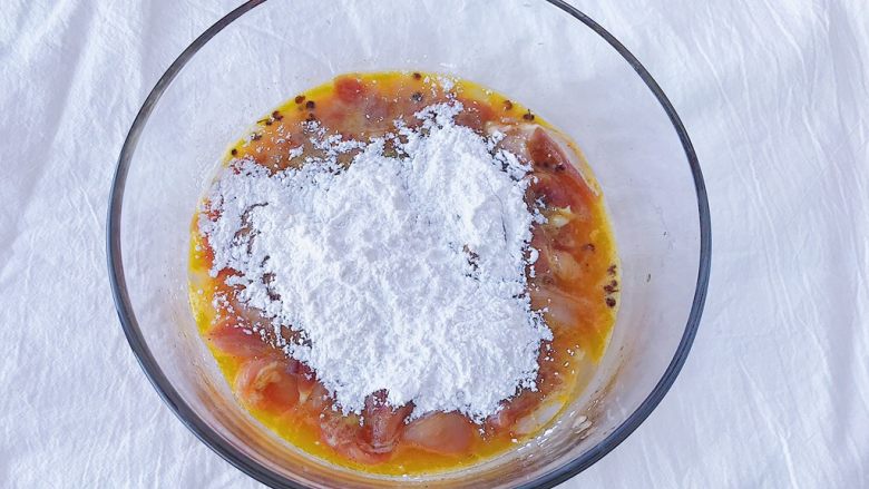 馋哭小孩的灵魂小酥肉,倒入淀粉(淀粉不建议一次性加完 分次添加更容易掌握它的挂浆程度 多了全是淀粉影响口感 )
