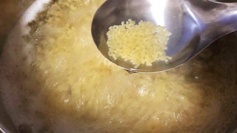 黑椒牛排意面,水烧开下入意面大火煮至意面没有硬心熟透但不能软烂噢