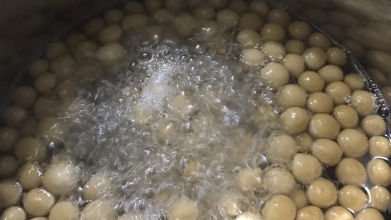 自制珍珠脏脏奶🖤,煲滚水放入珍珠,煮至全部浮起即可,也可以自己尝尝熟了没~