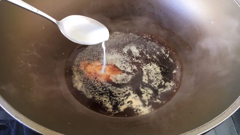 香菇酿鸡汁肉靡鹌鹑蛋,煮开后放入少许的白糖,放入1勺的水淀粉勾薄芡,芡汁透明油亮,鲜味扑鼻。