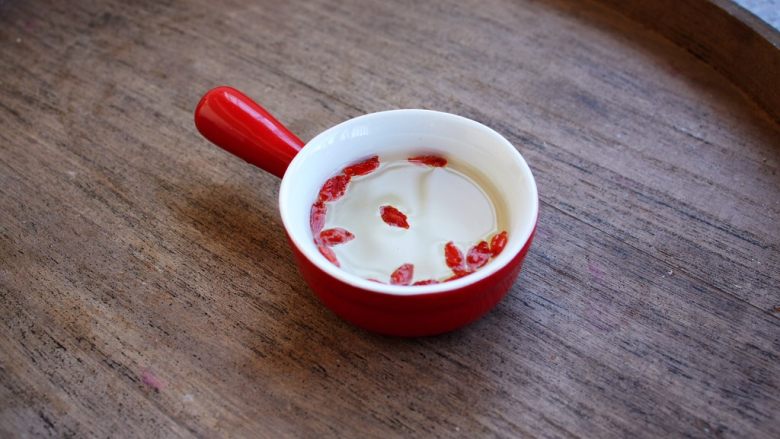 香菇酿鸡汁肉靡鹌鹑蛋,将枸杞清洗干净,用清水泡5分钟左右,捞出沥干水分备用。