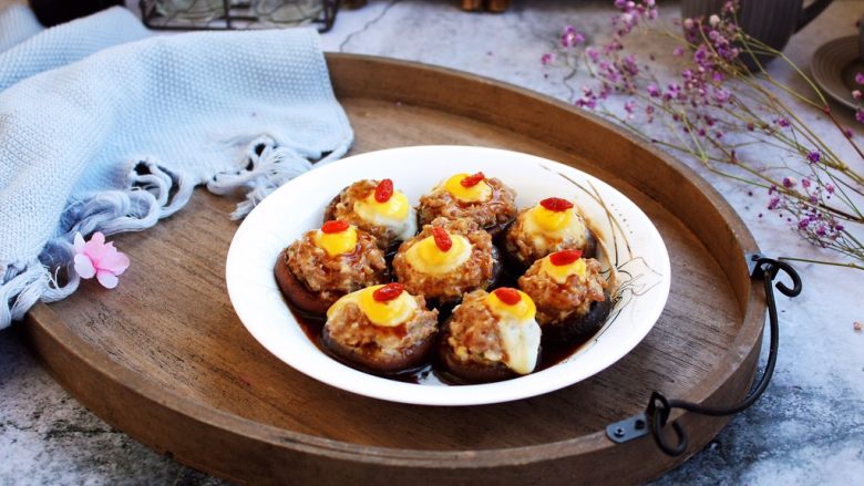 香菇酿鸡汁肉靡鹌鹑蛋,将鲜鸡汁薄芡浇在香菇酿肉靡鹌鹑蛋上面,再点缀一下枸杞即可美美的食用。
