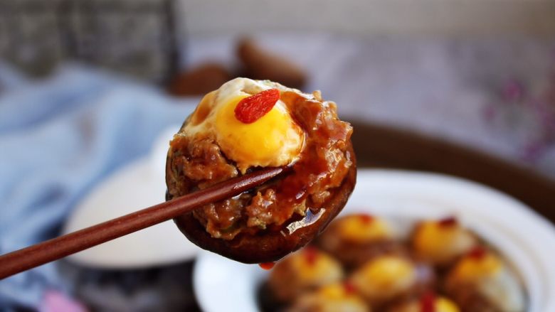 香菇酿鸡汁肉靡鹌鹑蛋,芡汁融合了香菇天然的香味、肉香，鲜鸡汁的鲜味，令人垂涎欲滴。芡汁用来拌饭也是极好的。