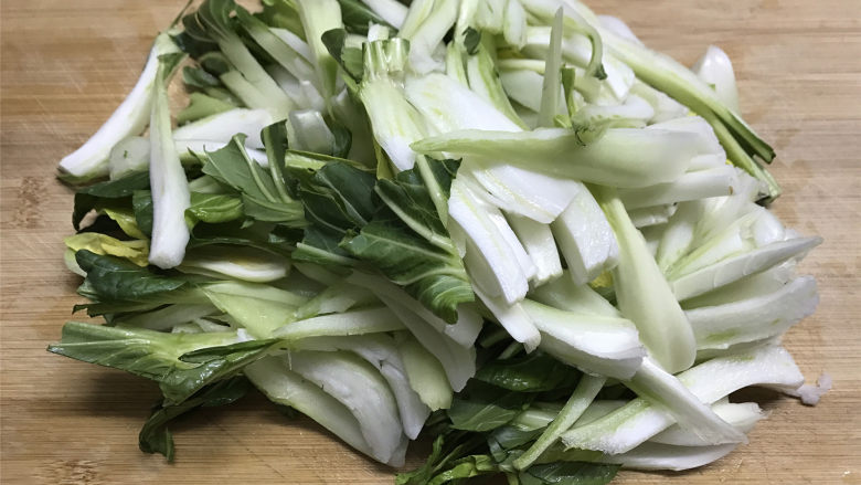 蘑菇炒菜梗,小藏菜梗去掉外面的老梗,清洗干净后切成条。
