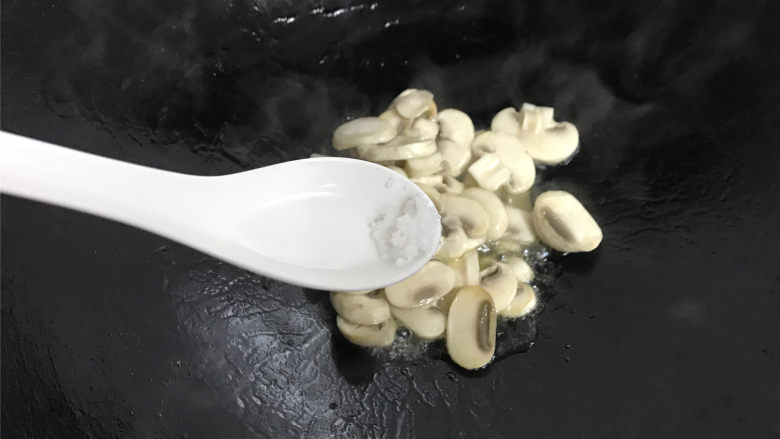 蘑菇炒菜梗,煸炒至蘑菇变软,加入少许盐炒匀.