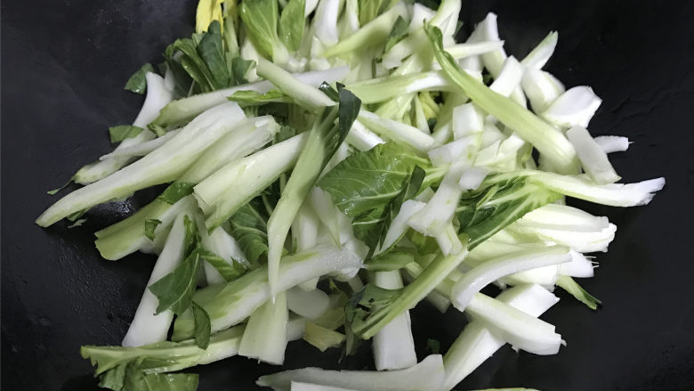 蘑菇炒菜梗,锅中倒入适量油,把藏菜梗放入锅中。
