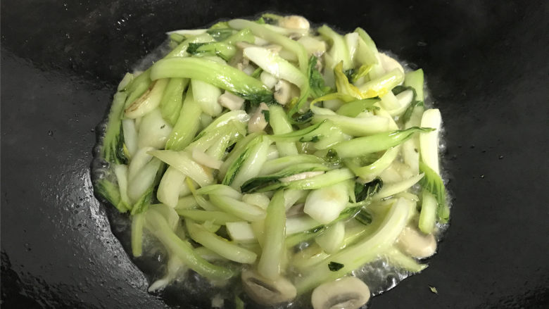 蘑菇炒菜梗,煮至菜梗变软入味就可以熄火，出锅了。