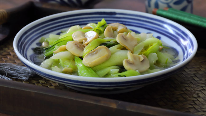 蘑菇炒菜梗,简单又营养的蘑菇炒菜梗。