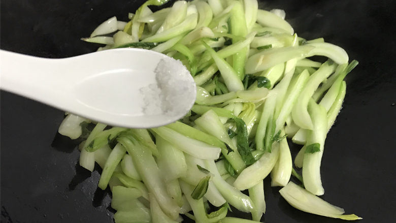 蘑菇炒菜梗,炒匀后加少许盐,煸炒至菜梗变软。